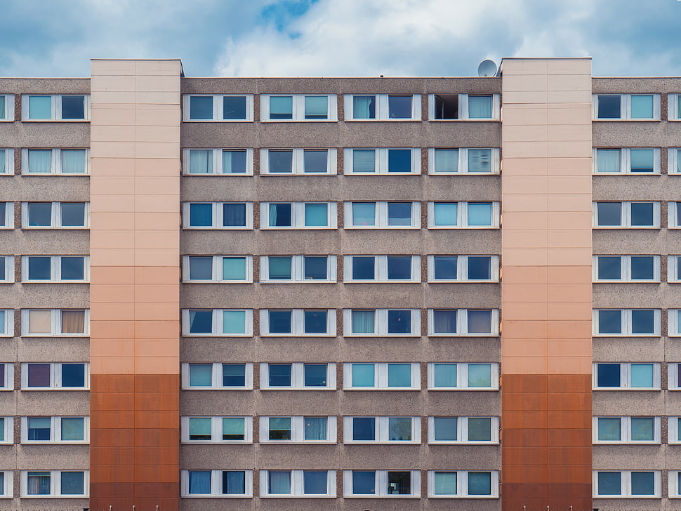 brown and gray concrete building HD wallpaper