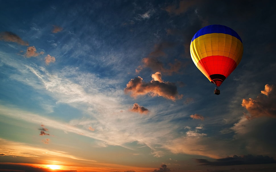 yellow, blue, and red hot air balloon HD wallpaper