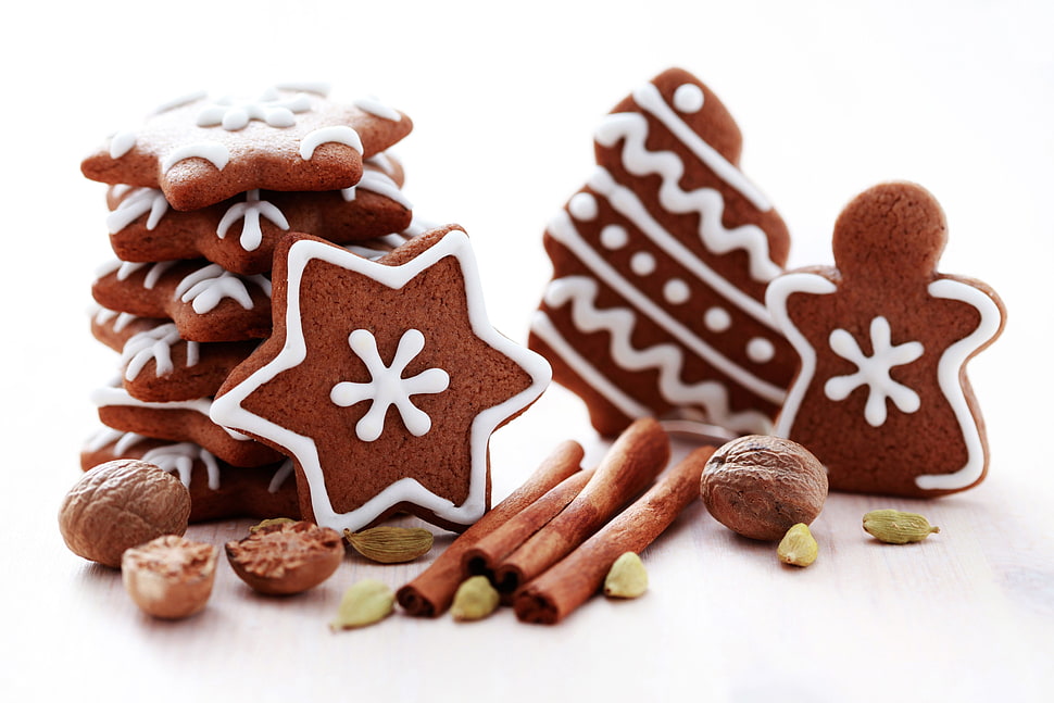 still-life photo of bunch of Gingerbread cookies HD wallpaper