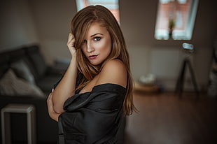 woman wearing black off-shoulder shirt HD wallpaper