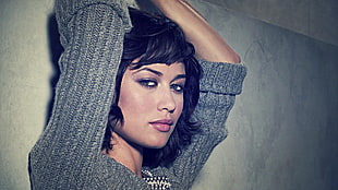 woman in gray sweater HD wallpaper
