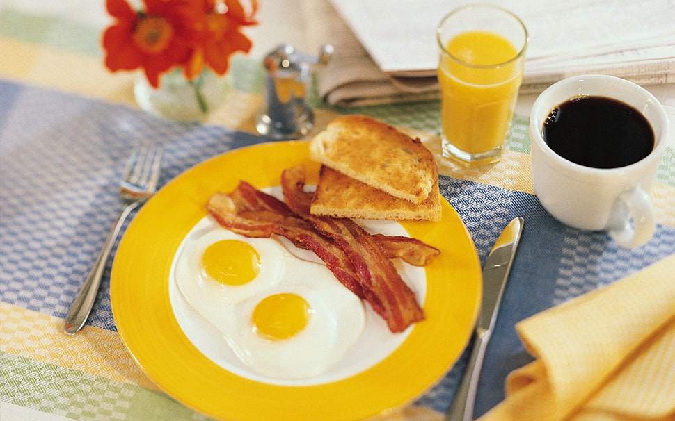 bacon, two toasted bread with egg on yellow and white ceramic plate HD wallpaper