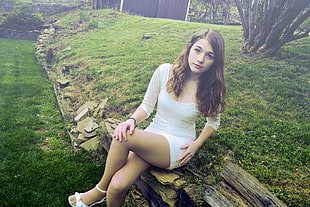 photo of woman sitting near tree HD wallpaper
