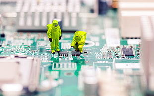 shallow focus photography of green circuit board