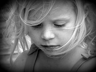 grayscale photography of child HD wallpaper