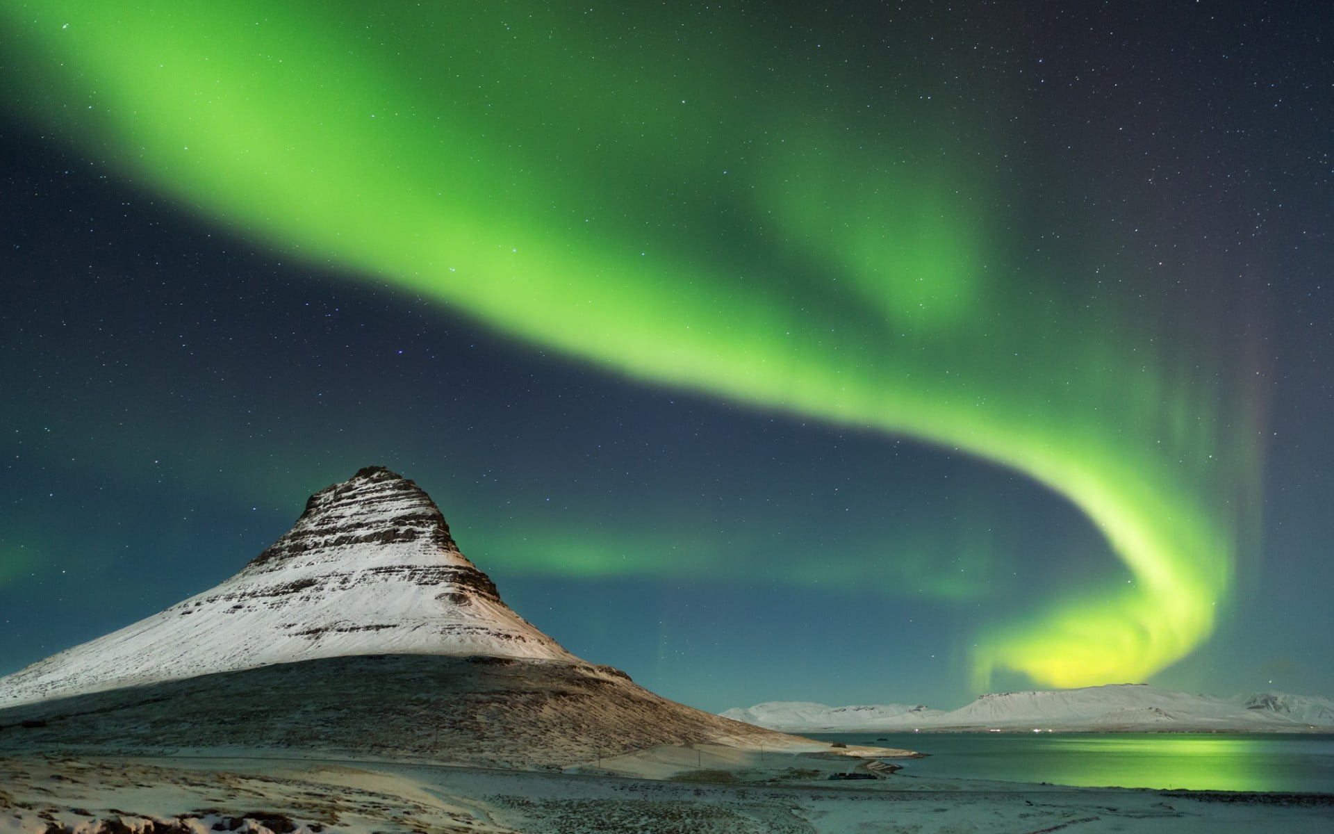 body of water under green aurora, nature, landscape, aurorae, snow