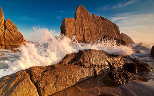 wave of water on the rock HD wallpaper