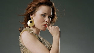 woman wearing gold sleeveless top HD wallpaper