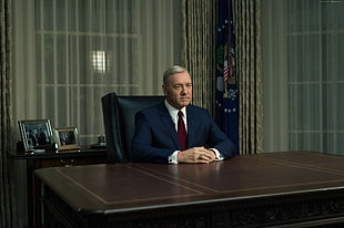 Kevin Spacey sitting in oval office
