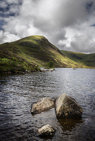 green and brown mountain beside blue body of water, loch skeen