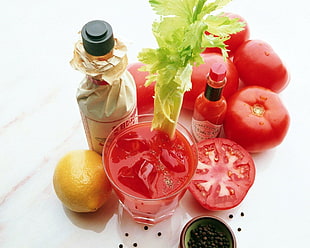 photo of tomato juice beside slice tomatoes