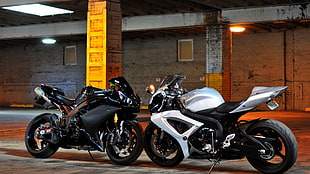black and gray sports bikes, motorcycle, Suzuki GSX-R, Yamaha R1, vehicle