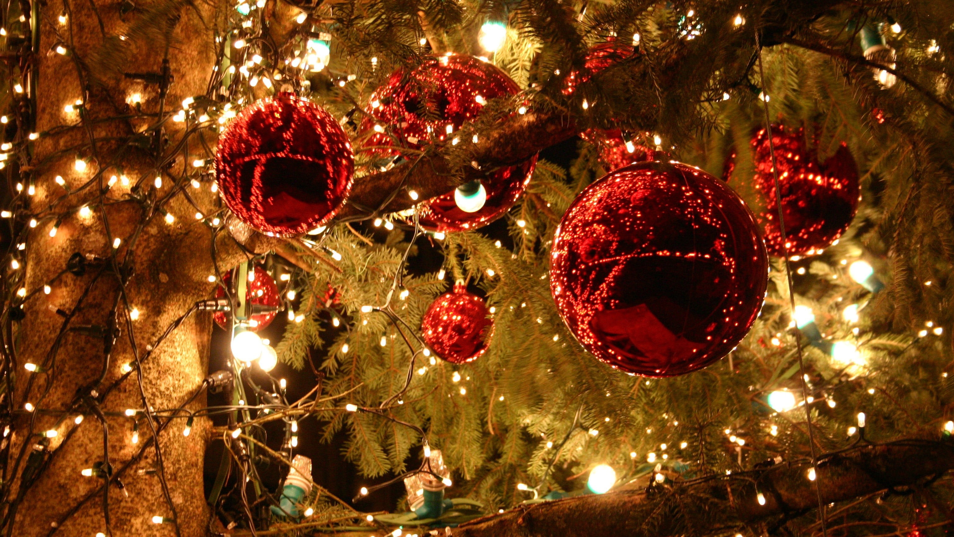 Red Christmas baubles, Christmas ornaments , lights HD wallpaper ...