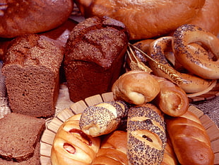 baked breads on round brown wooden plate