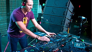 DJ using DJ turntable