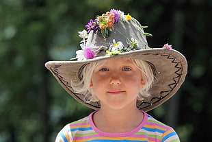 girl wearing gray floral hat