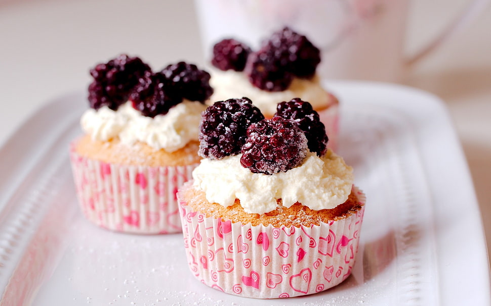 three flavored cupcakes on white ceramic plate HD wallpaper