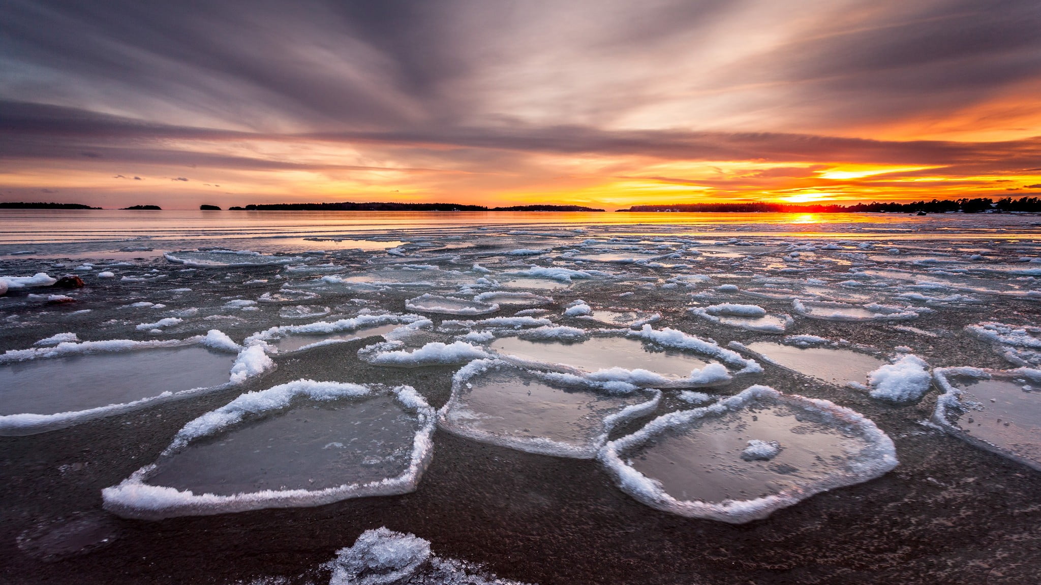 Ледоход разбивает лед. Ледоход на Байкале. Лед на реке. Зимний Байкал.