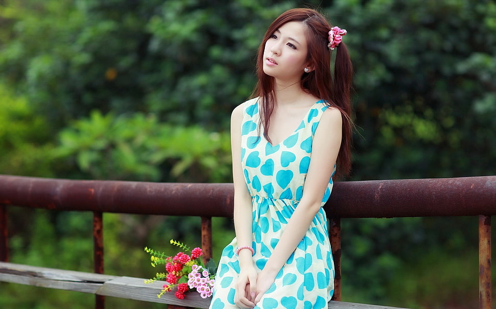 woman in white and blue heart-printed sleeveless dress HD wallpaper