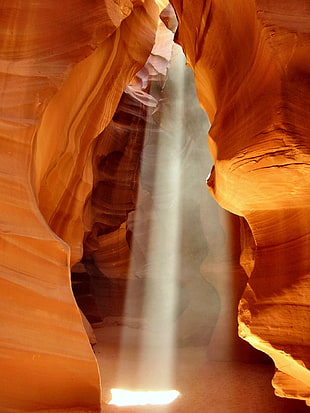 sun's ray inside grand canyon