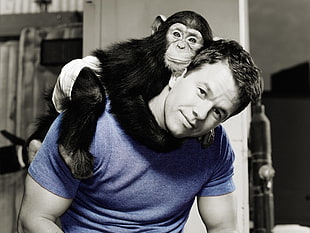 Mark Wahlberg woth monkey on his shoulders