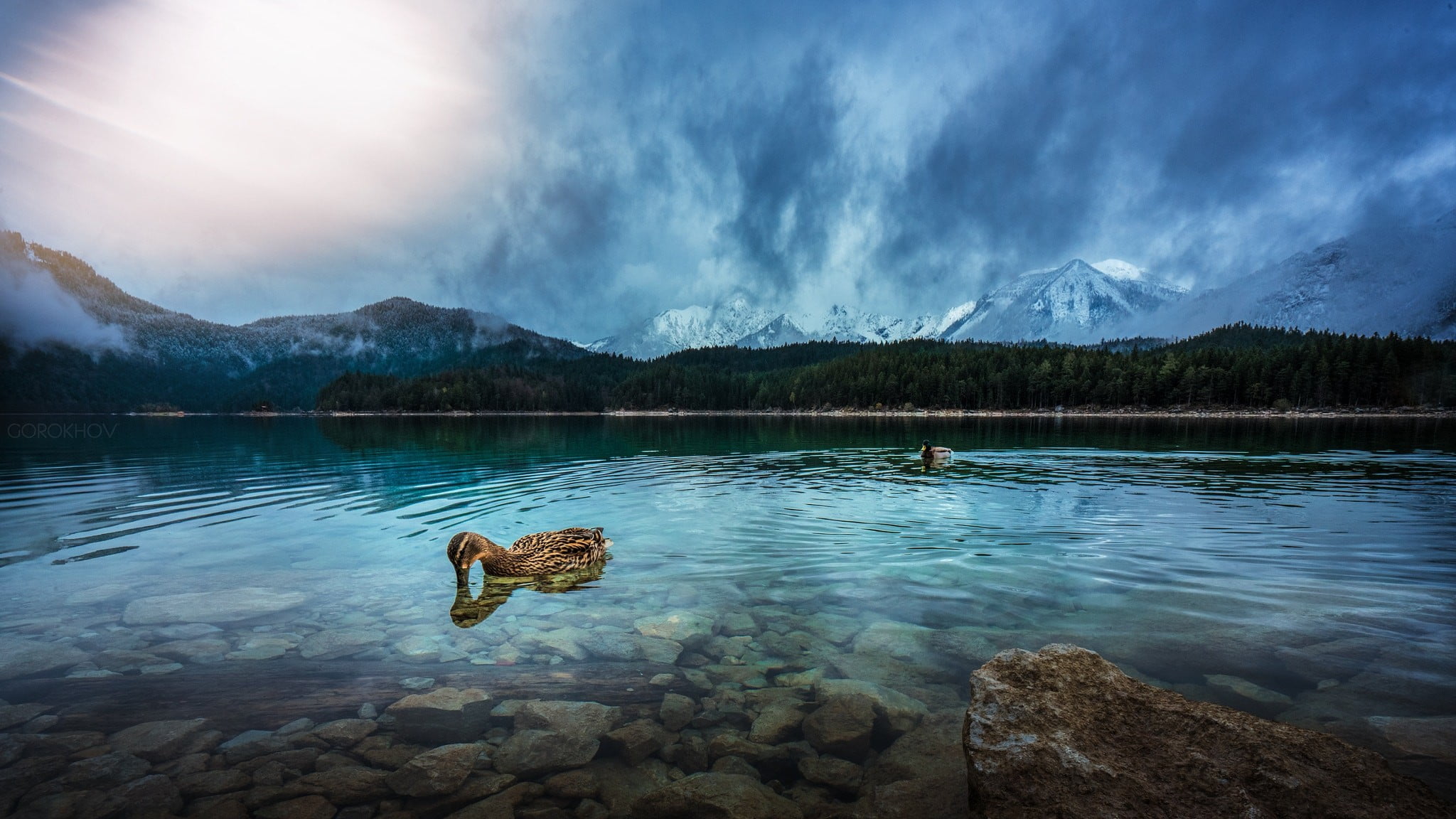 Предложение вижу озеро. Чистое озеро. Горы и вода. Фон горы вода. Кристальное озеро.