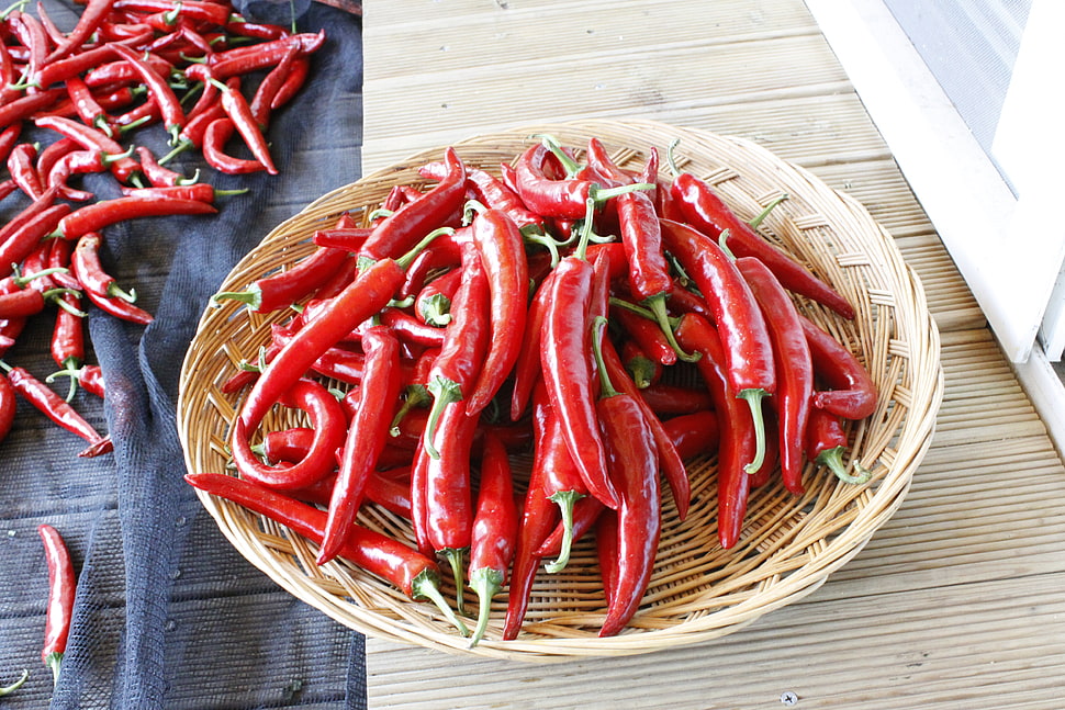 round red peppers on plate HD wallpaper
