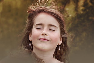 close up photo of girl closing her eyes HD wallpaper