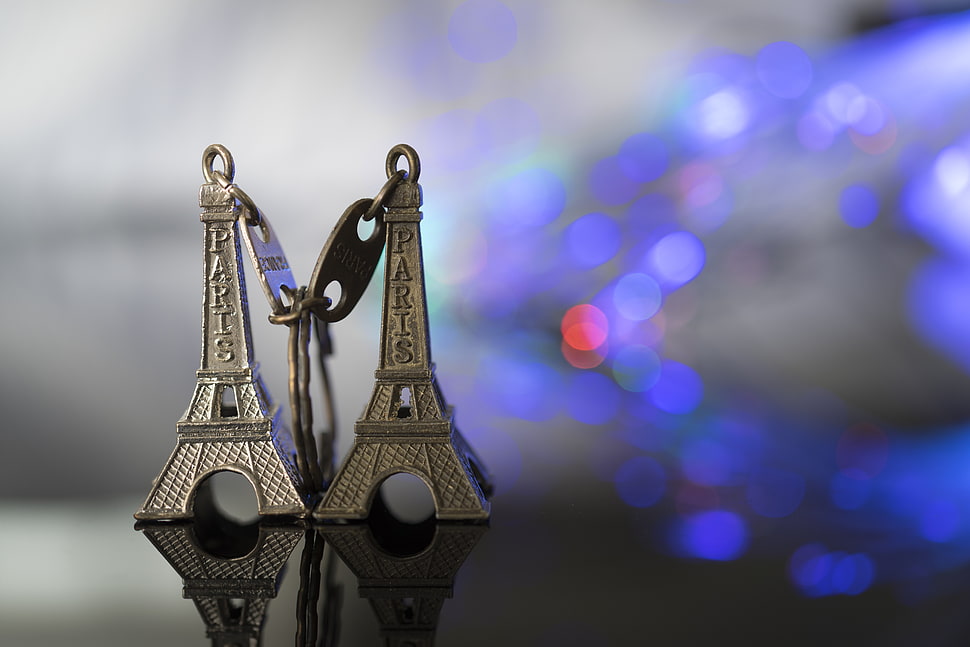 two grey Eiffel Tower keychains HD wallpaper