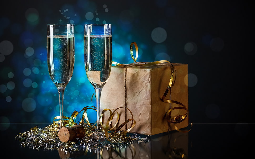 two clear champagne glasses, New Year, snow, drink, presents HD wallpaper