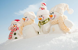four white snowmans, snow HD wallpaper