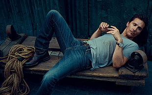 blue crew-neck shirt, Matthew McConaughey, men, actor, lying down HD wallpaper