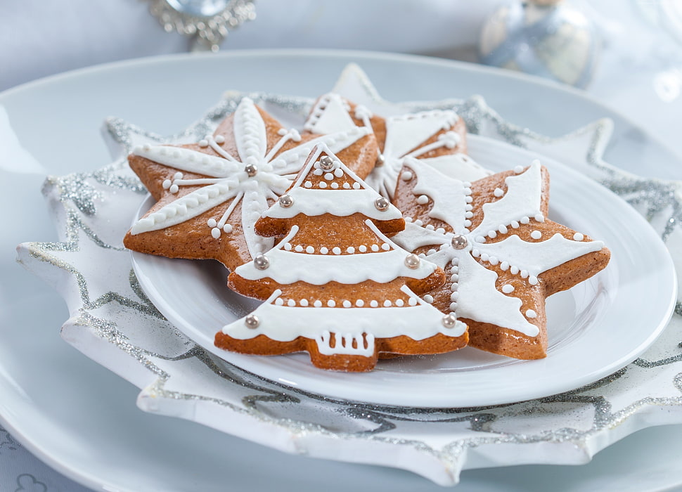 brown-and-white Christmas-themed cookies HD wallpaper