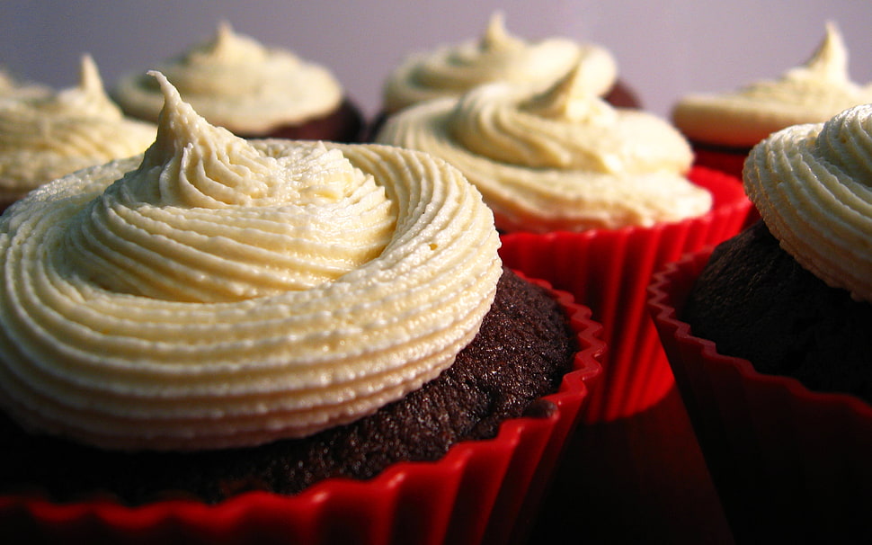close-up photo of chocolate cupcakes HD wallpaper