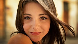 shallow focus photography of a woman with brown hair