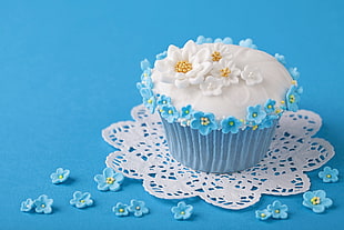 cupcake with floral design HD wallpaper