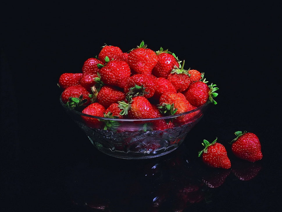 basket of strawberries on glass bowl HD wallpaper