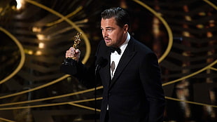 Leonardo De Caprio holding award HD wallpaper