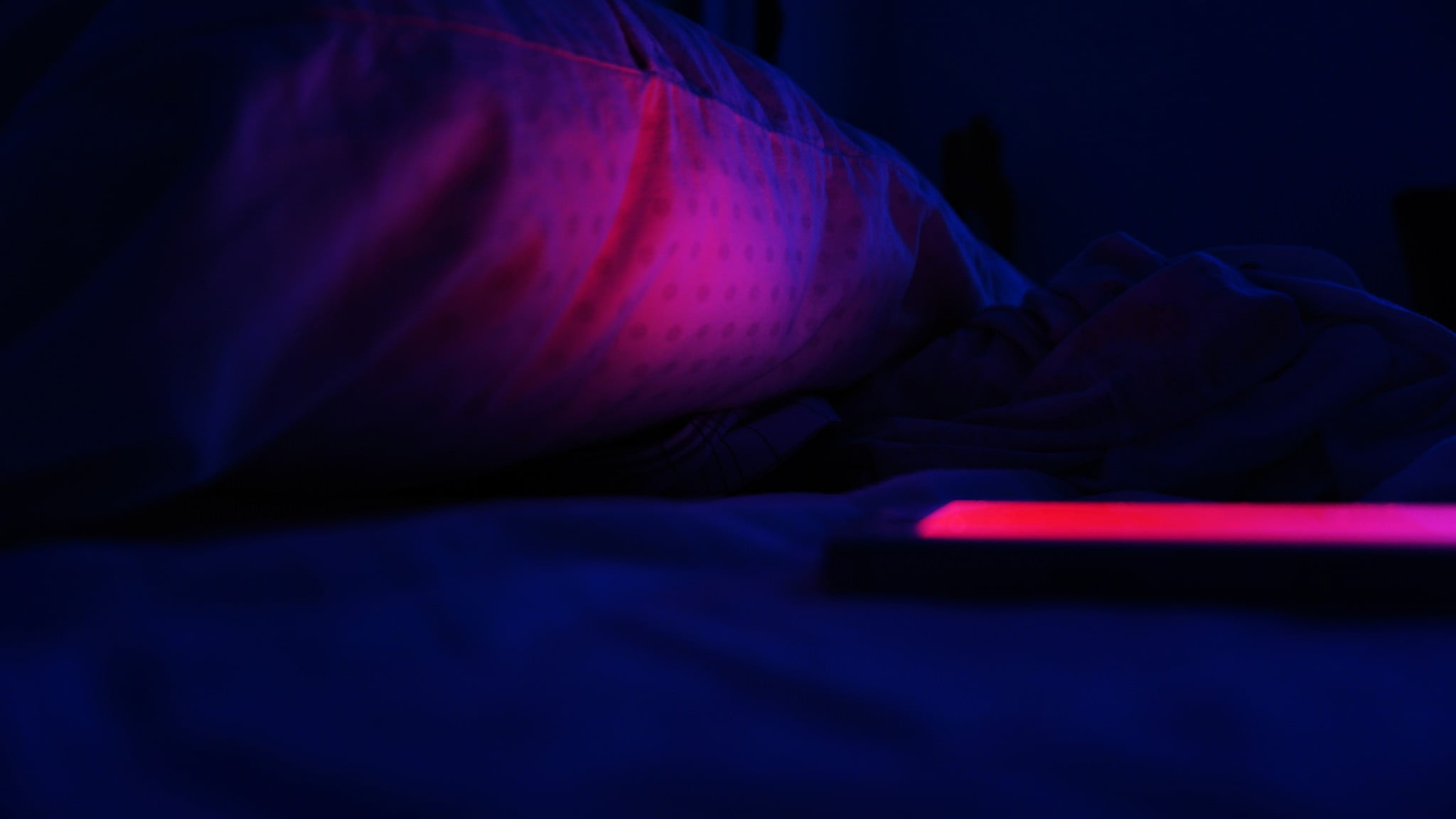 Играть в телефоне ночью. Постель ночью. Кровать в темноте. Светящийся экран. Под одеялом ночью.