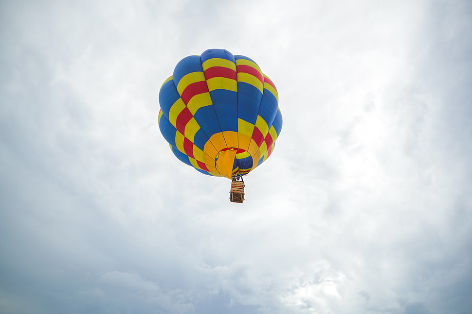 blue, yellow, and red hot air balloon HD wallpaper