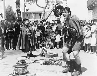 grayscale photo of clown man surrounded by crowd, La Strada, Federico Fellini, Anthony Quinn, Giulietta Masina  HD wallpaper