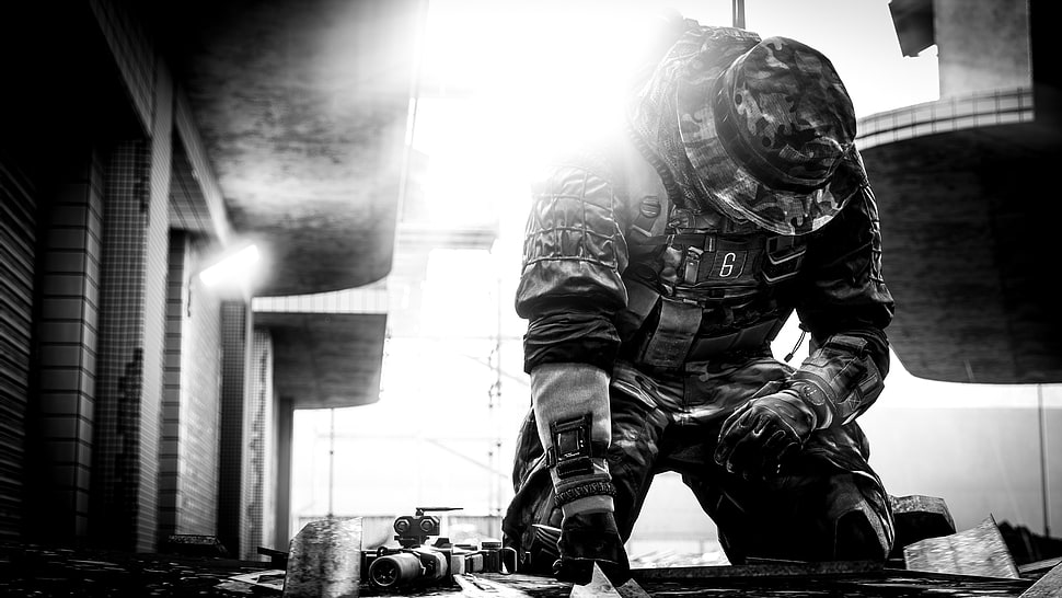 grayscale photo of soldier beside building HD wallpaper