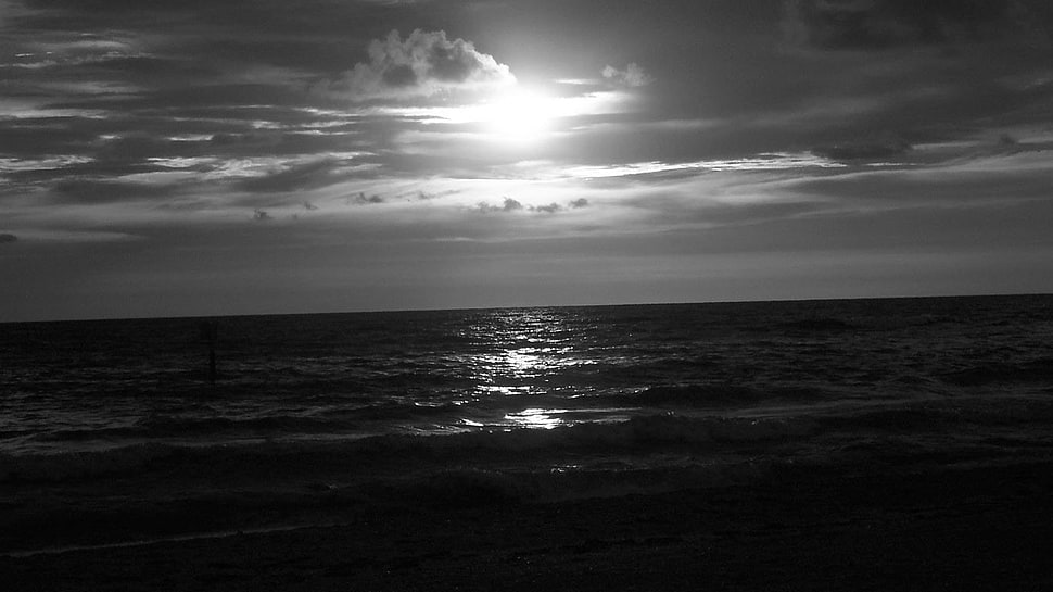 grayscale photography of beach shore, monochrome, sea, horizon, sky HD wallpaper