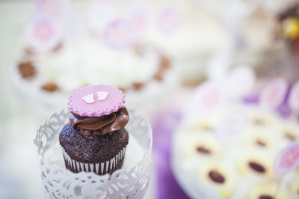 cupcake with chocolate icing HD wallpaper