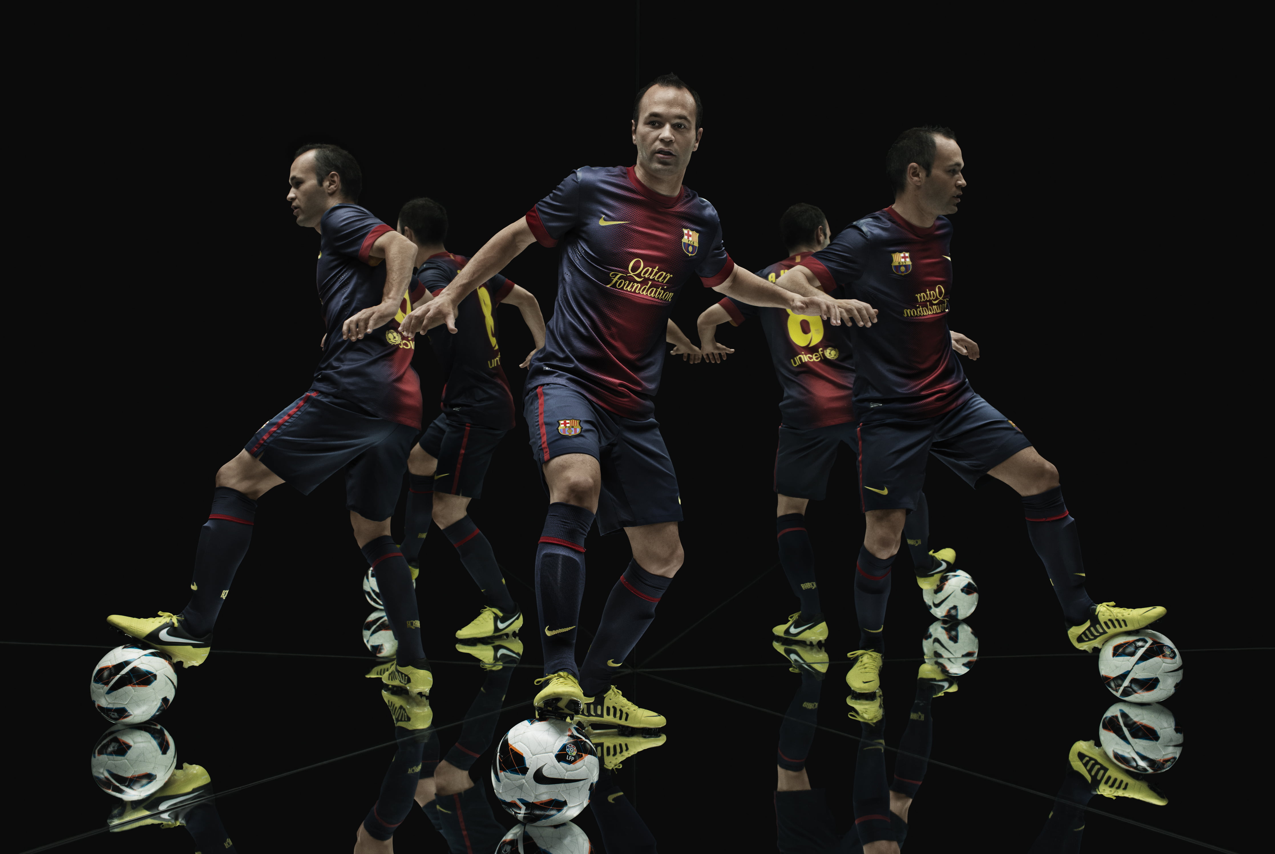4 футбольная лига. Nike Iniesta. FC Barcelona Inesta. Барселона 2015. Обои на рабочий стол футбол.