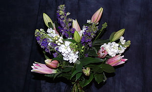 photo of white and blue petaled flower arrangement