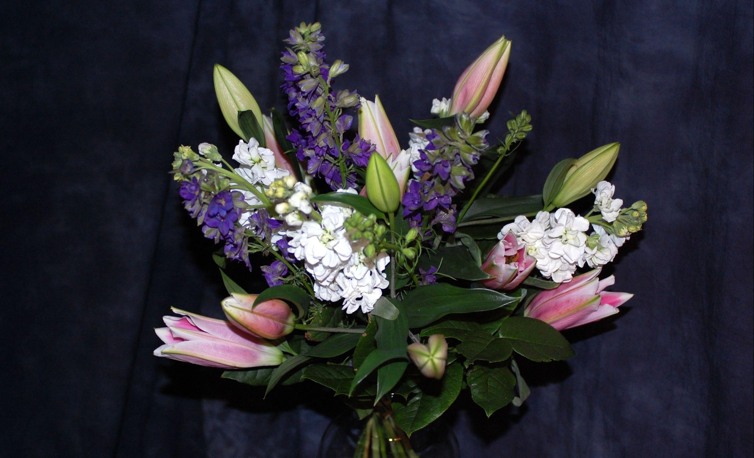 photo of white and blue petaled flower arrangement