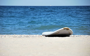 white surfboard on beach shore during daytime HD wallpaper
