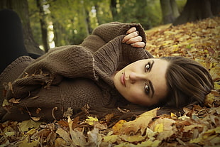 woman laying of leaves HD wallpaper
