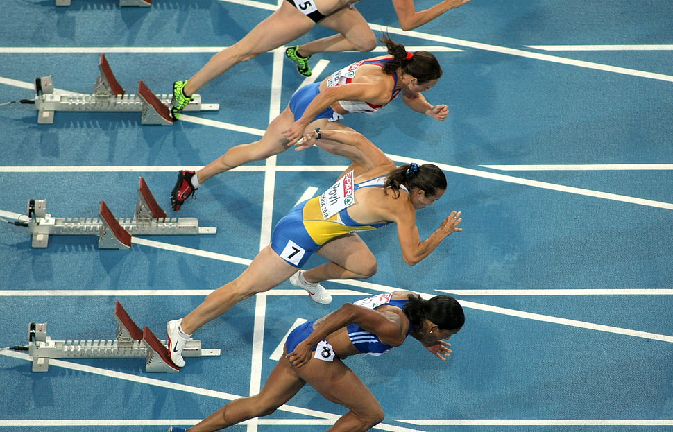 four people doing track and field HD wallpaper